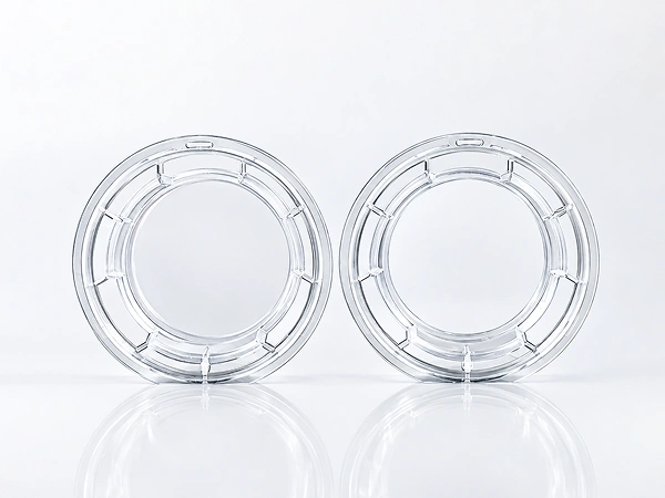 Cell culture inserts with and without membranes are arranged side by side.