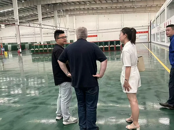 The customer and partner factory discuss industrial glass project requirements at the production site.