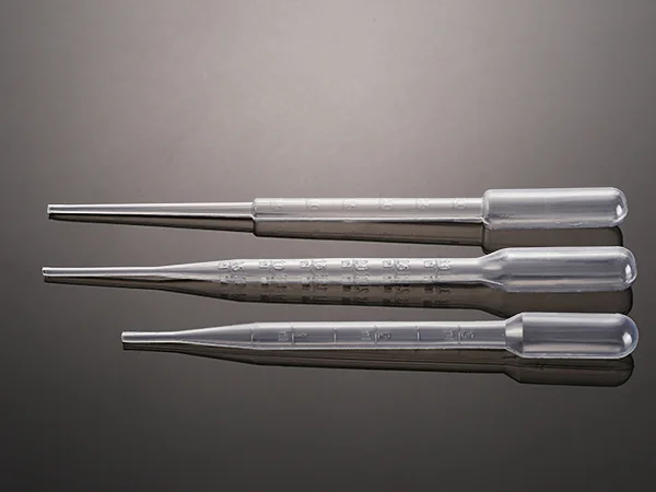 Three pasteur pipettes with different volume ranges.